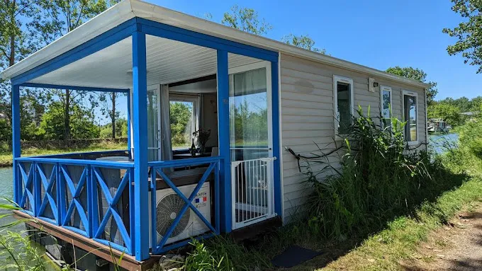 Location péniche bleue au bord d'un canal avec jacuzzi