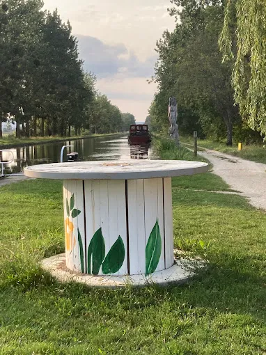Maison flottante sur un canal avec un jacuzzi