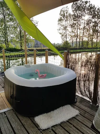 Maison flottante sur un canal avec un jacuzzi