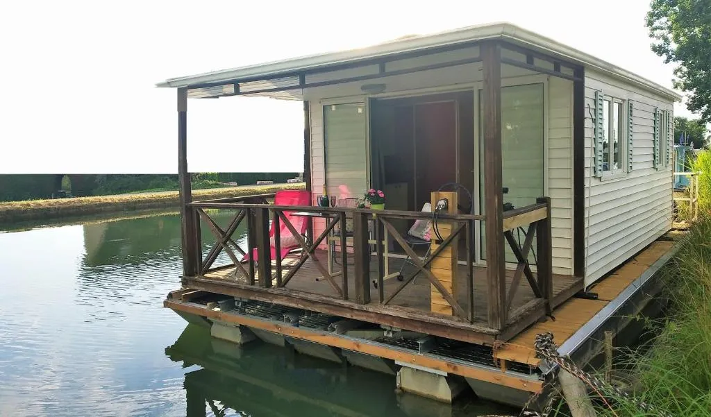 Maison flottante sur un canal pour la pêche