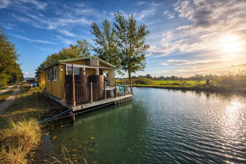 Maison flottante sur un canal avec un jacuzzi