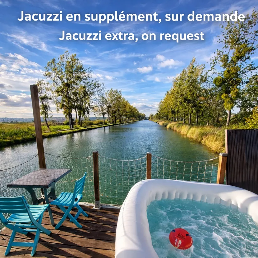 Maison flottante sur un canal avec un jacuzzi