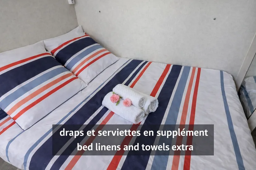 Maison flottante sur un canal avec un jacuzzi