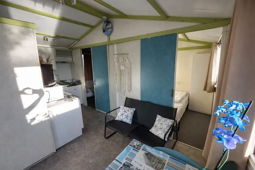Maison flottante sur un canal avec un jacuzzi