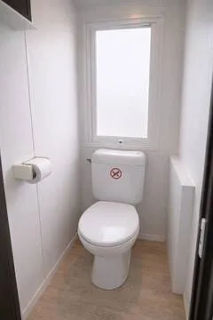 Location péniche bleue au bord d'un canal avec jacuzzi