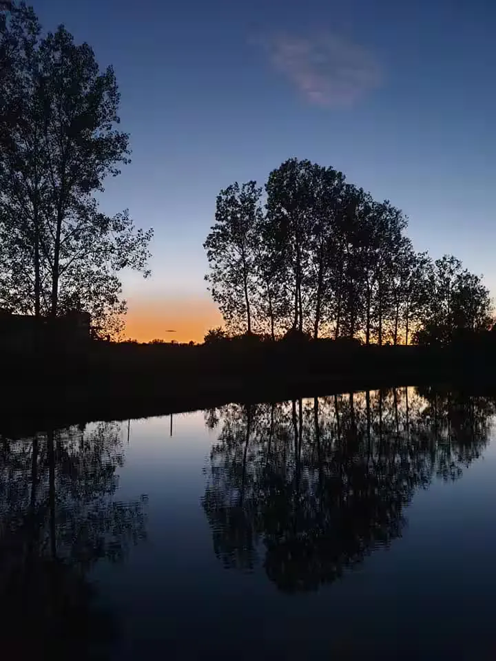 Location péniche bleue au bord d'un canal avec jacuzzi