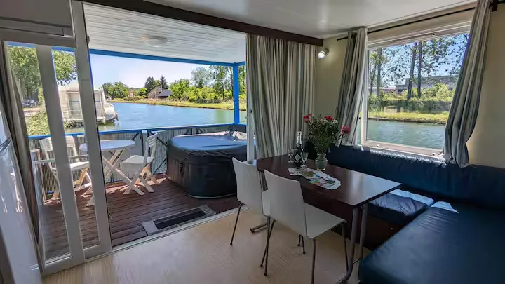 Location péniche bleue au bord d'un canal avec jacuzzi