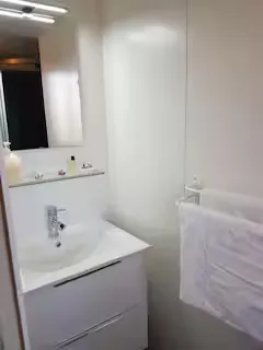 Location péniche bleue au bord d'un canal avec jacuzzi