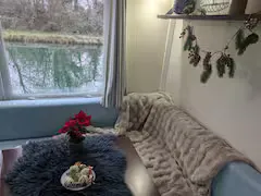 Location péniche bleue au bord d'un canal avec jacuzzi