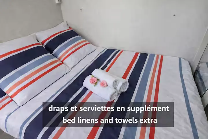 Maison flottante sur un canal pour la pêche