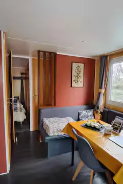Maison flottante sur un canal pour la pêche