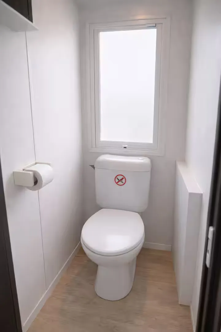 Maison flottante sur un canal pour la pêche