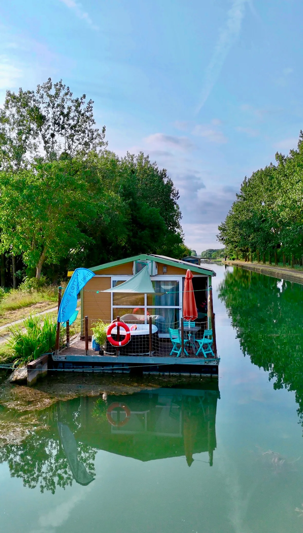 Maison flottante sur un canal pour la pêche