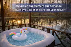 Maison flottante sur un canal pour la pêche