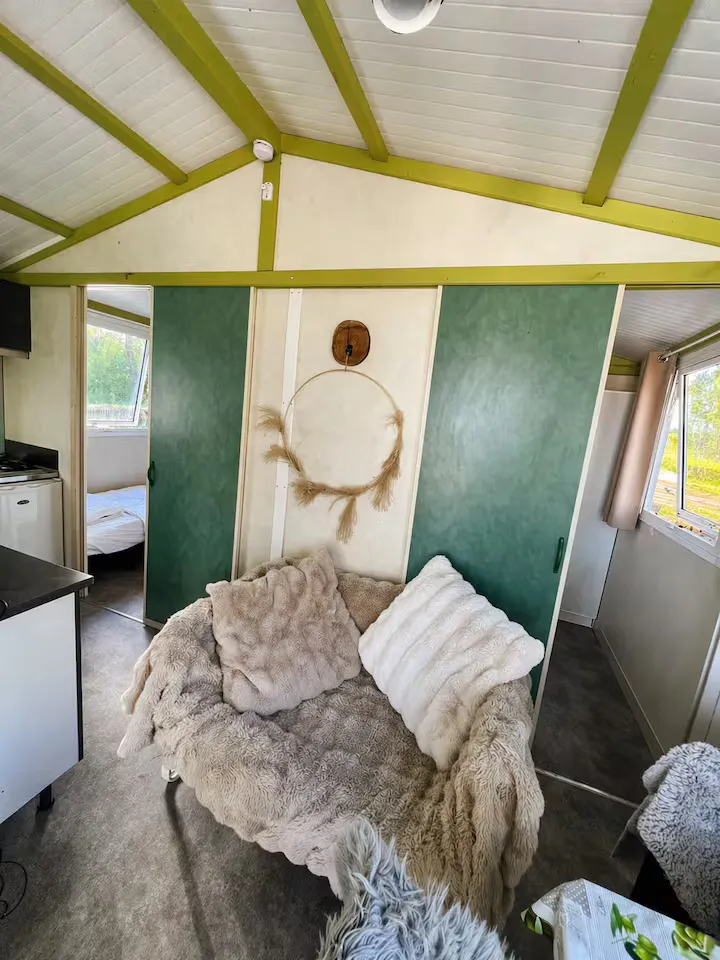 Maison flottante sur un canal pour la pêche