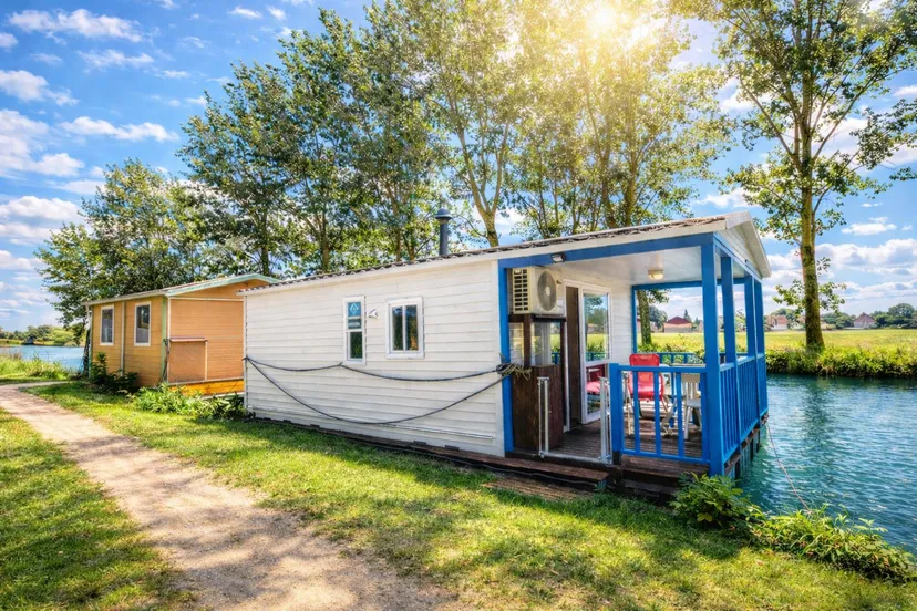 Chalet flottant avec jacuzzi privé terrasse vue sur le Canal près de Dijon