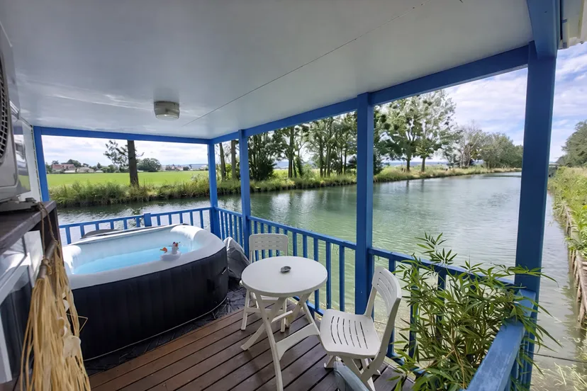 Chalet flottant avec jacuzzi privé terrasse vue sur le Canal près de Dijon