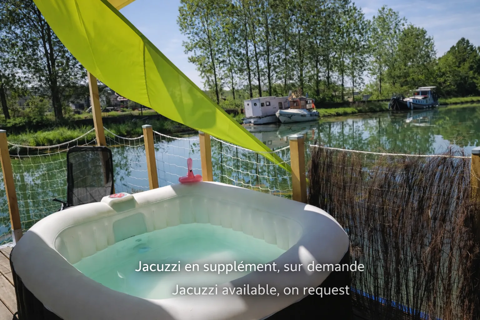 Floating chalet with private jacuzzi terrace overlooking the Canal near Dijon