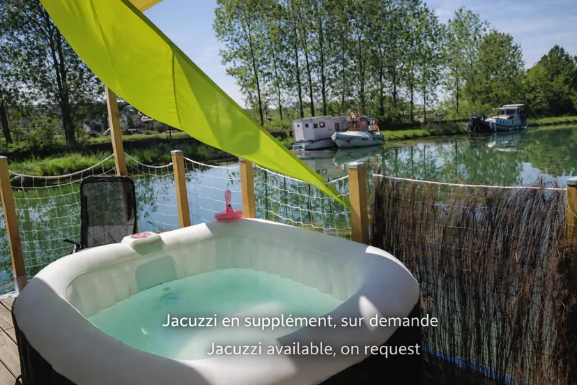 Chalet flottant avec jacuzzi privé terrasse vue sur le Canal près de Dijon
