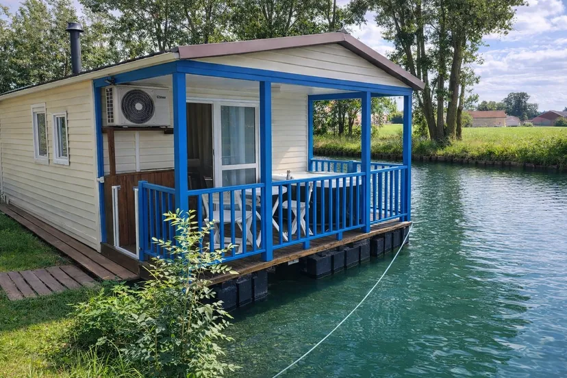 Chalet flottant avec jacuzzi privé terrasse vue sur le Canal près de Dijon