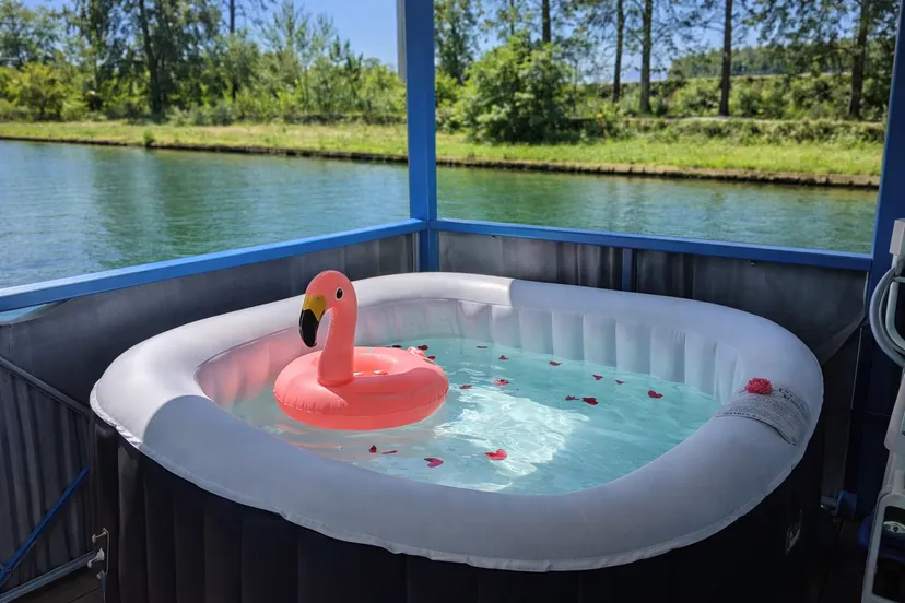 Chalet flottant avec jacuzzi privé terrasse vue sur le Canal près de Dijon