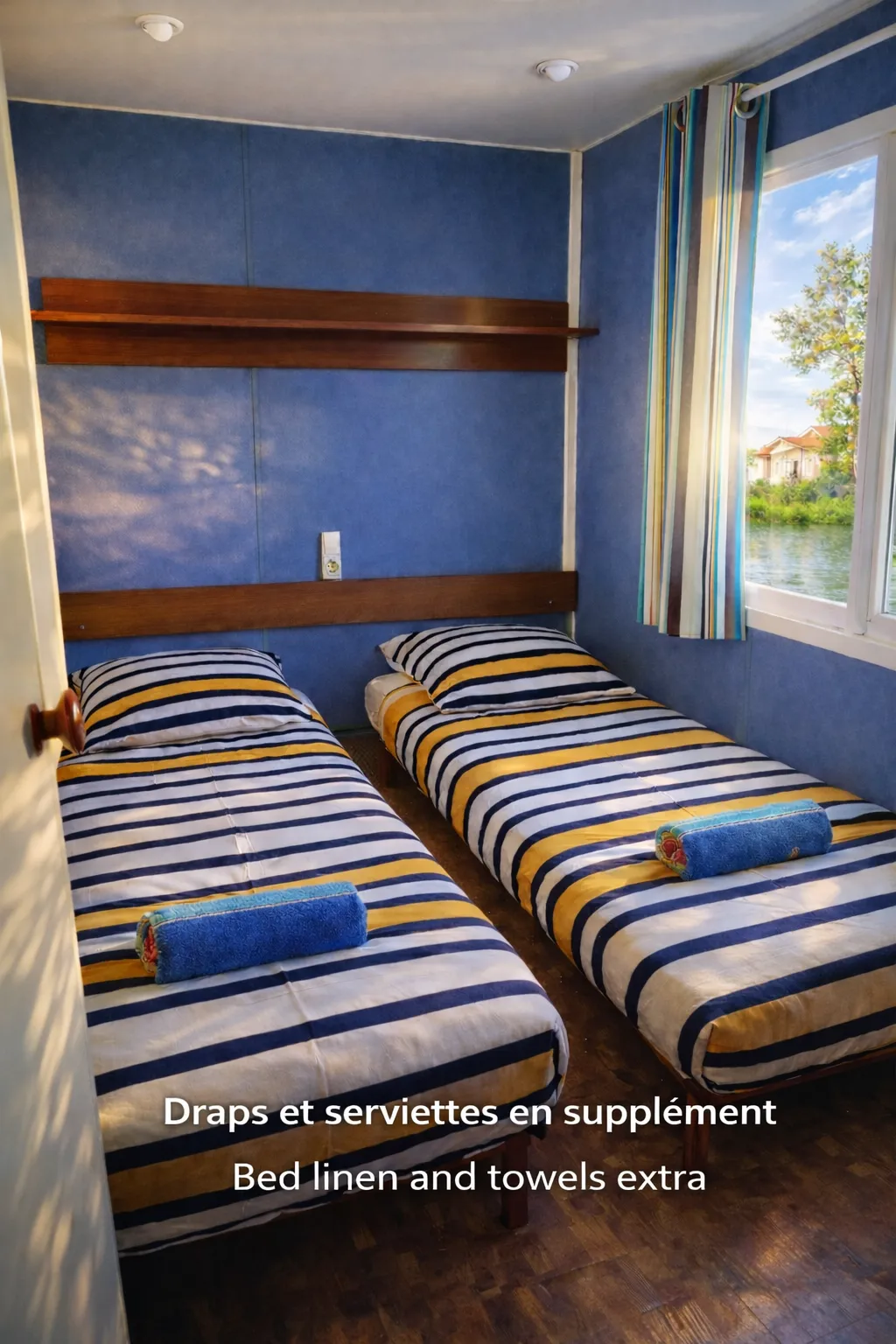 Floating chalet with private jacuzzi terrace overlooking the Canal near Dijon