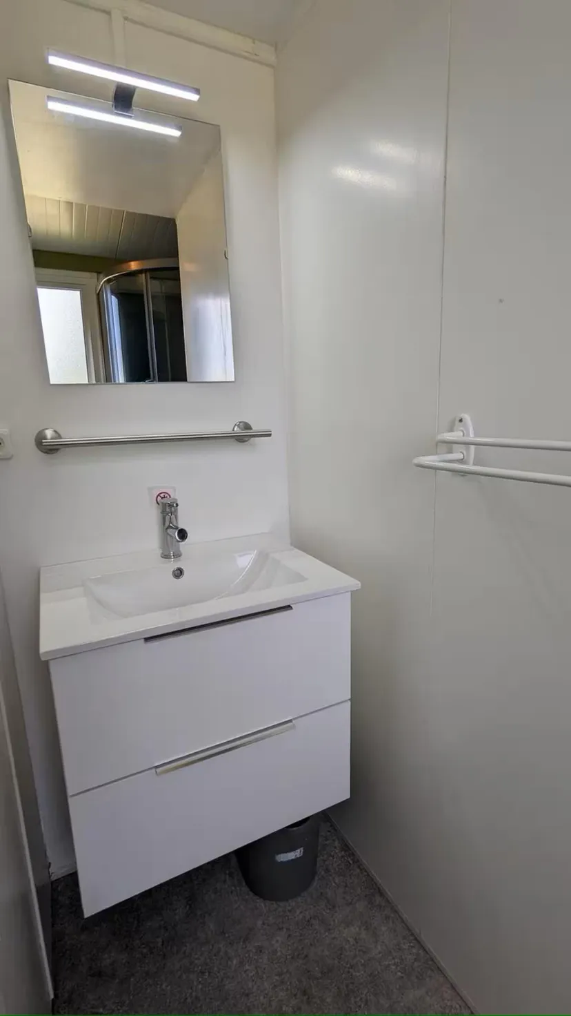 Maison flottante sur un canal avec un jacuzzi