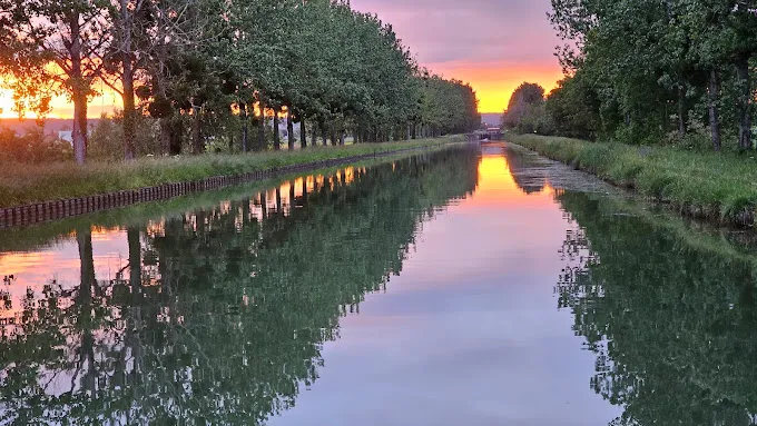 Location péniche bleue au bord d'un canal avec jacuzzi