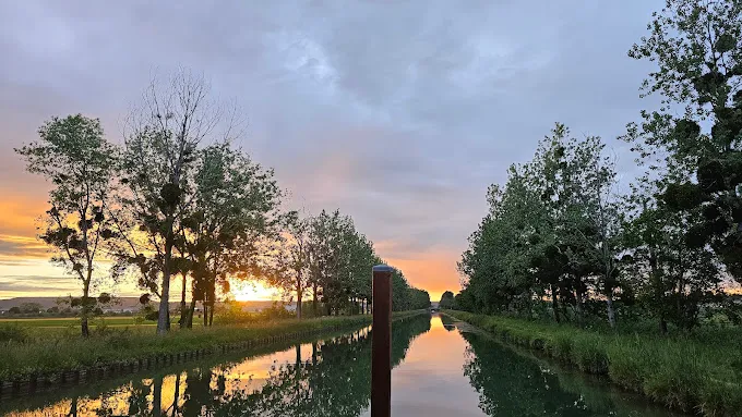 Maison flottante sur un canal avec un jacuzzi