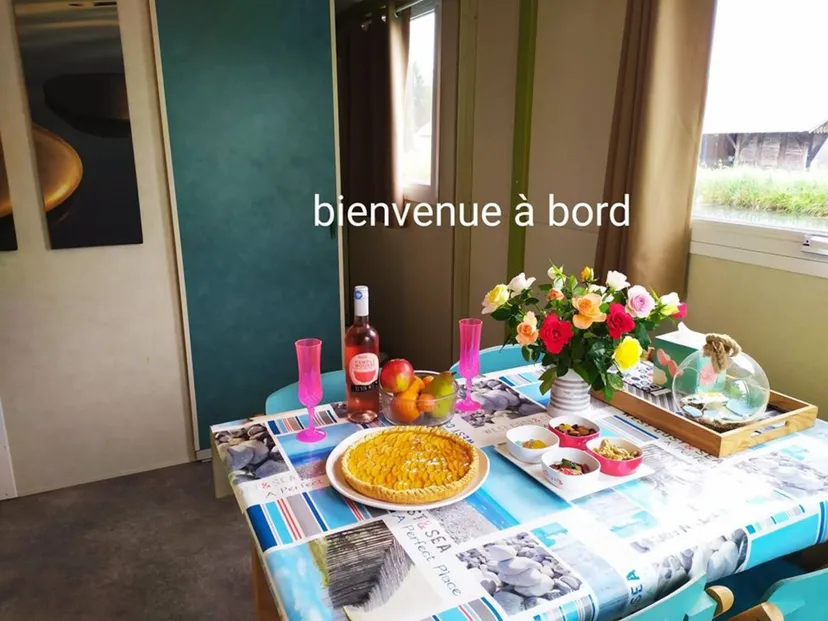 Chalet flottant avec jacuzzi privé terrasse vue sur le Canal près de Dijon