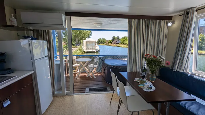 Location péniche bleue au bord d'un canal avec jacuzzi