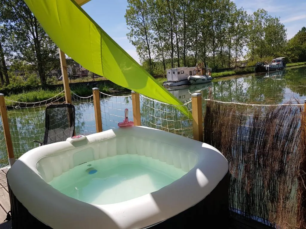 Maison flottante sur un canal pour la pêche