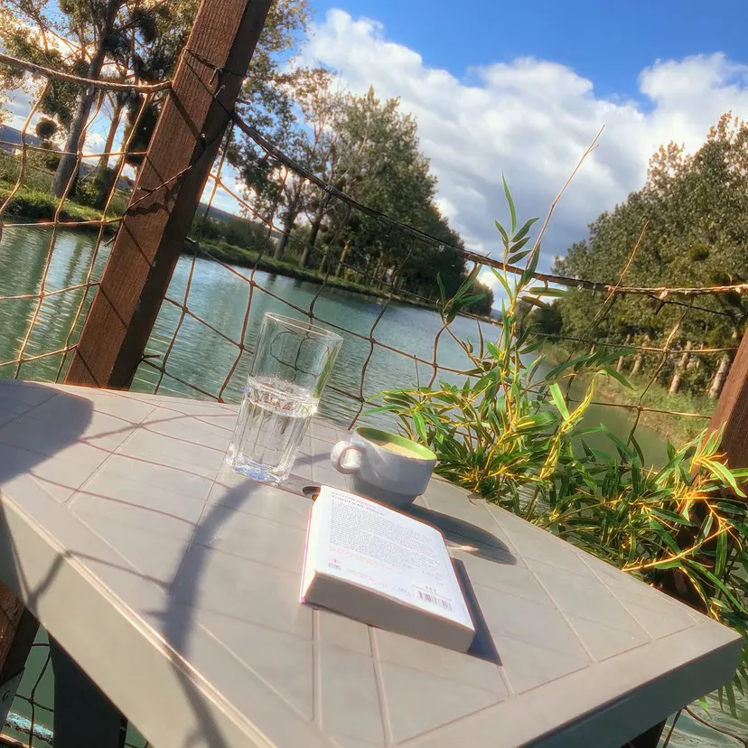 Maison flottante sur un canal avec un jacuzzi