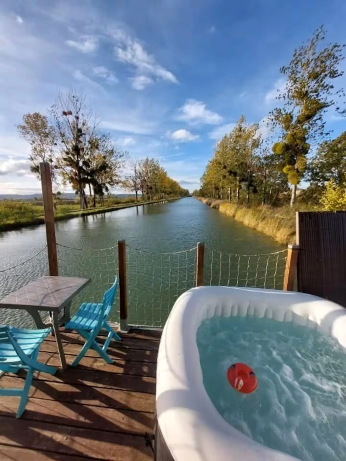 Maison flottante sur un canal avec un jacuzzi