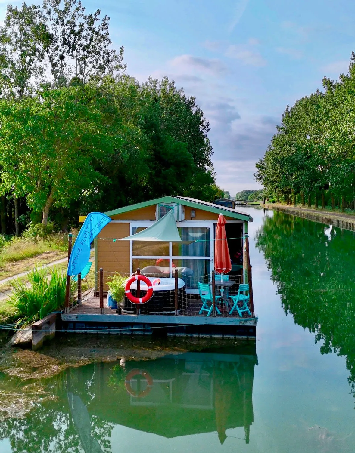 Maison flottante sur un canal avec un jacuzzi
