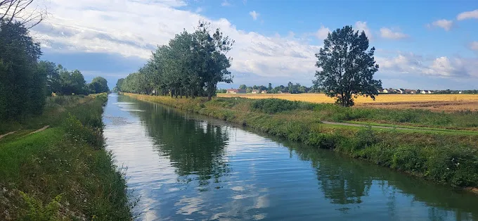 Location péniche bleue au bord d'un canal avec jacuzzi