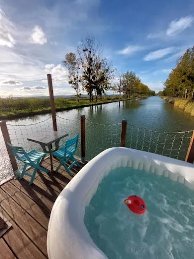 Maison flottante sur un canal avec un jacuzzi