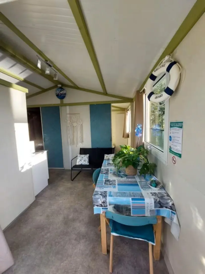 Maison flottante sur un canal avec un jacuzzi