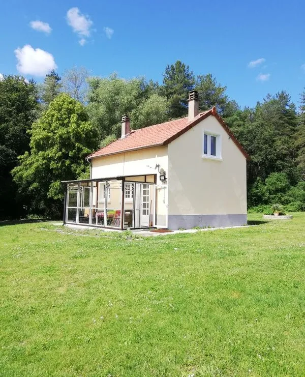 Gîte de pêche sur étang de 1,5 hectares entièrement privatisé en Bourgogne-Franche-Comté