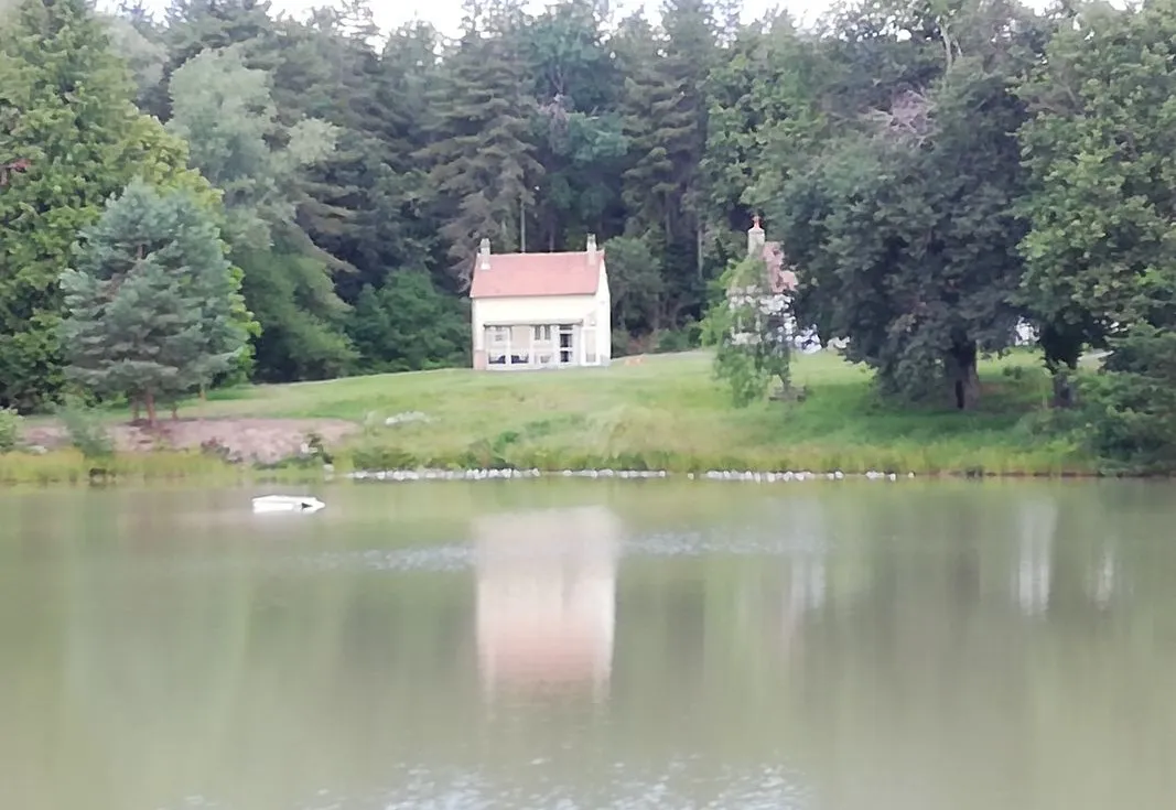 Gîte de pêche sur étang de 1,5 hectares entièrement privatisé en Bourgogne-Franche-Comté