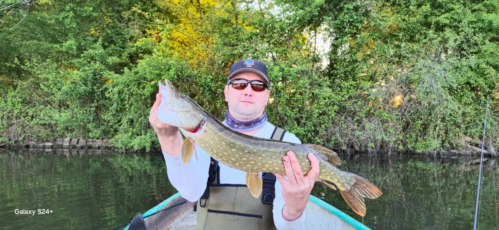 Magnifique Ă©tang de 12ha Ă louer en privatisation pour un sĂ©jour de pĂȘche