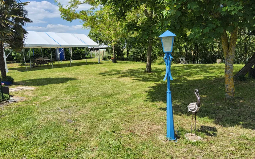 Organize your private or professional events on a comfortable plot with pond