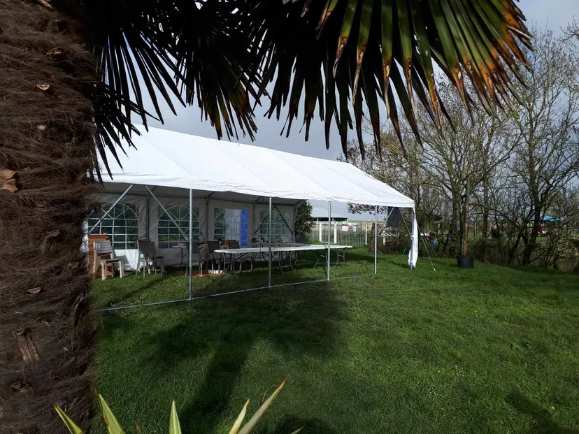 Organize your private or professional events on a comfortable plot with pond