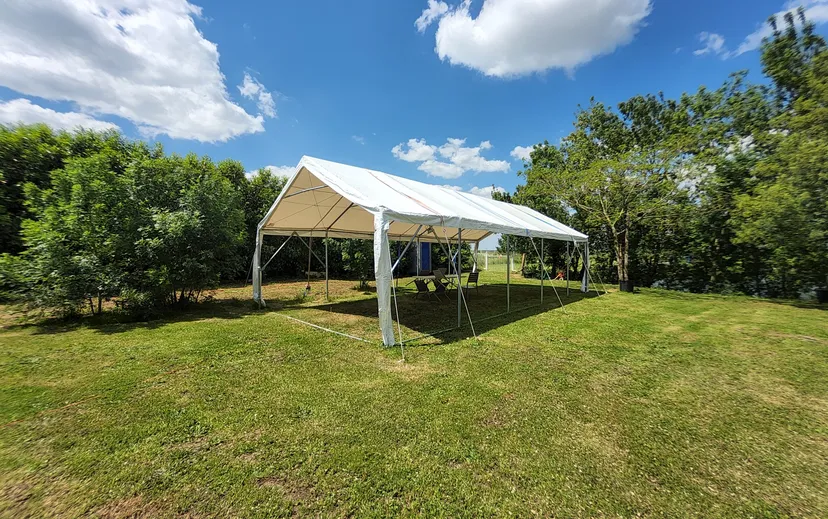 Organize your private or professional events on a comfortable plot with pond