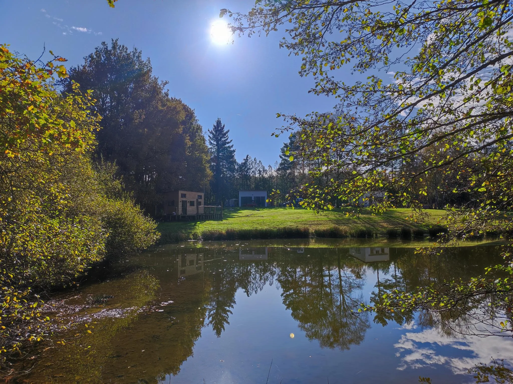 Tiny House at the foot of a 3.09 ac pond 40 minutes from Limoges