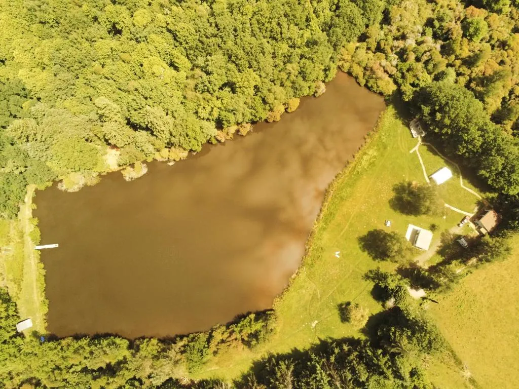 Tiny House at the foot of a 3.09 ac pond 40 minutes from Limoges