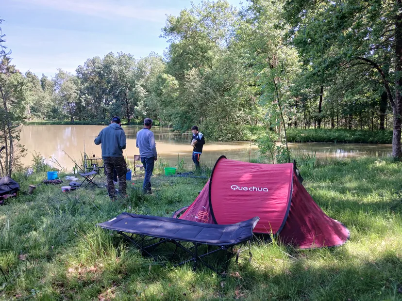 Cabane de pêcheur sur étang d'1 hectare à 30 min de Nantes