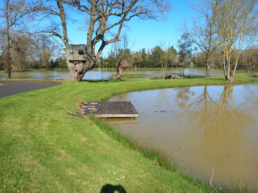 Cabane de pêcheur sur étang d'1 hectare à 30 min de Nantes