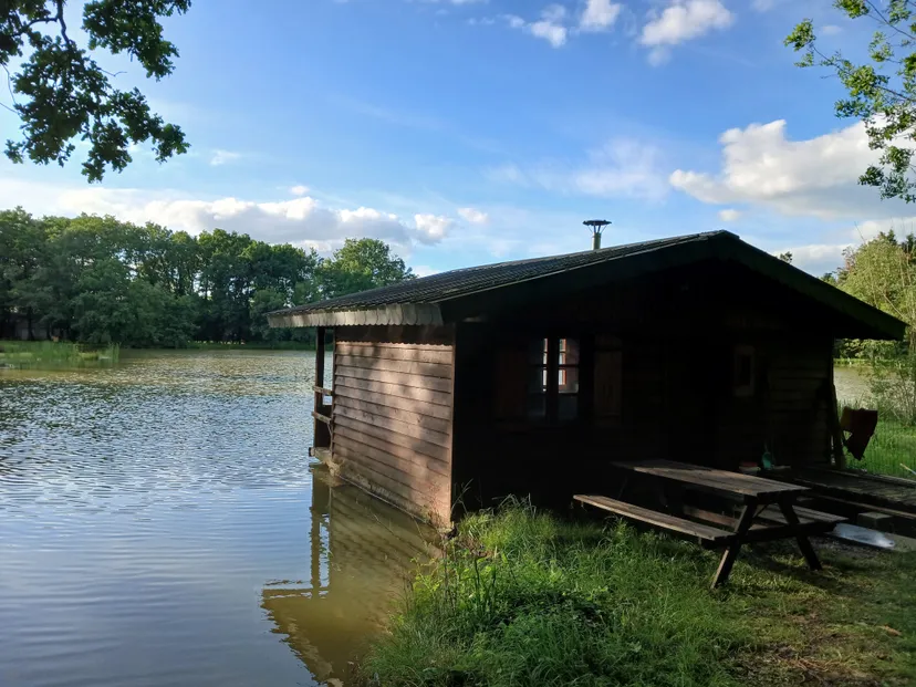 Cabane de pêcheur sur étang d'1 hectare à 30 min de Nantes