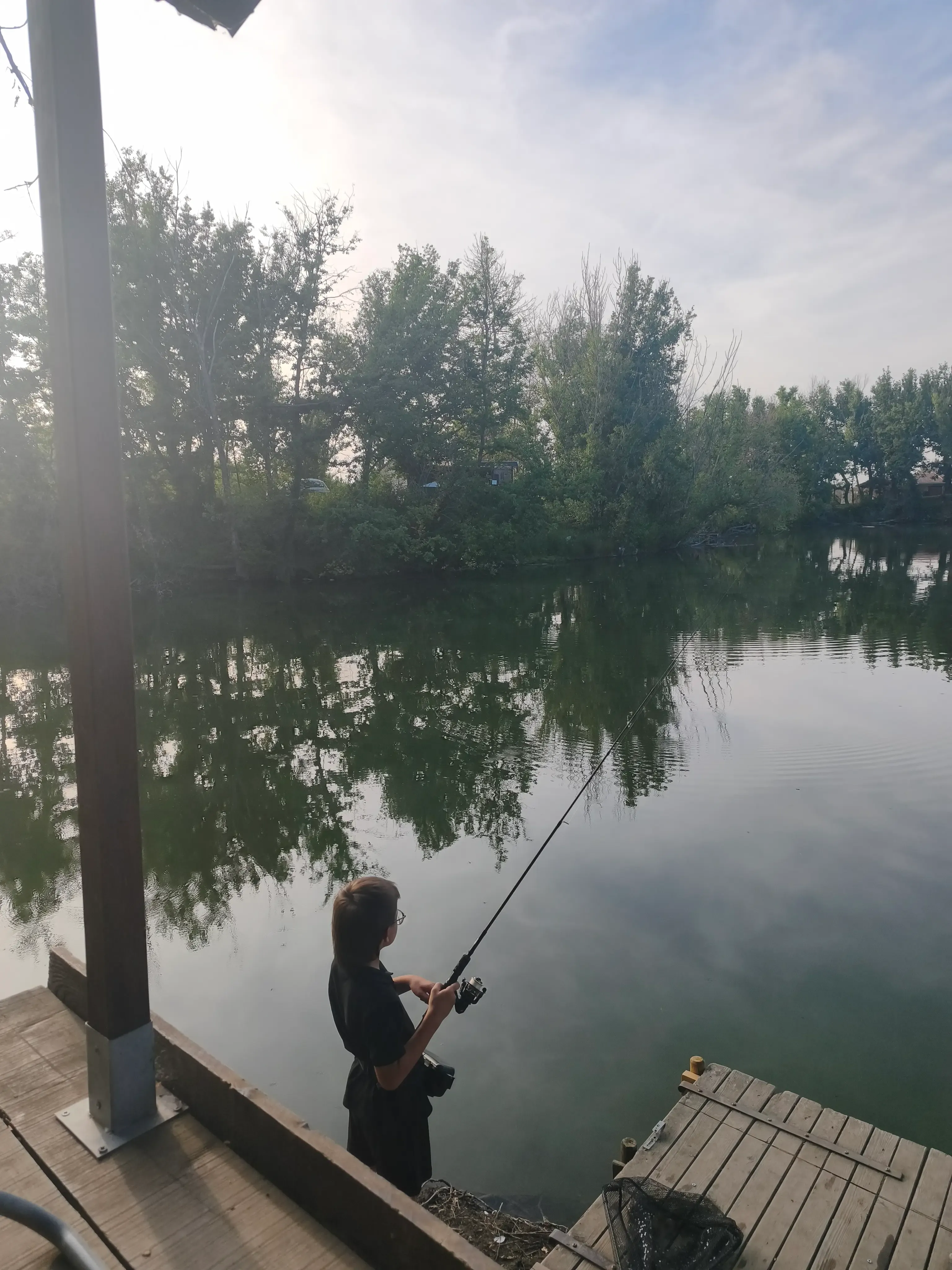 Cabane isolée tout équipée au bord d’un lac privé en Occitanie